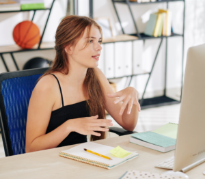 Chica participando en un taller online de COTIMI